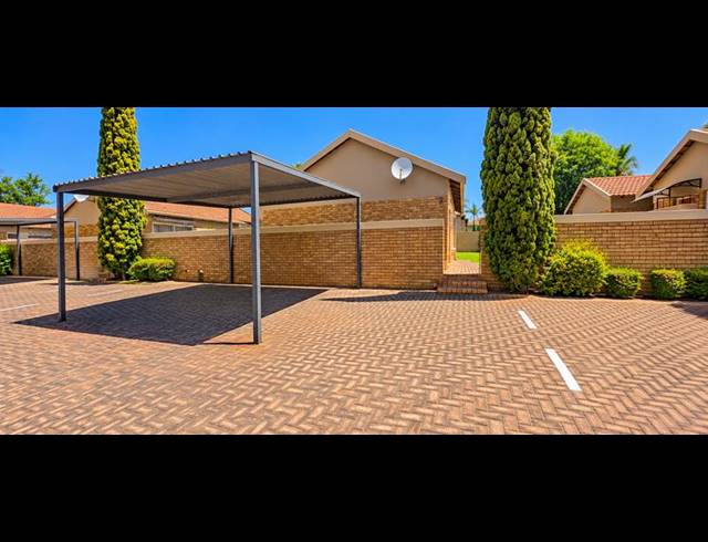 3 BEDROOM TOWNHOUSE FOR SALE IN HEUWELSIG ESTATE